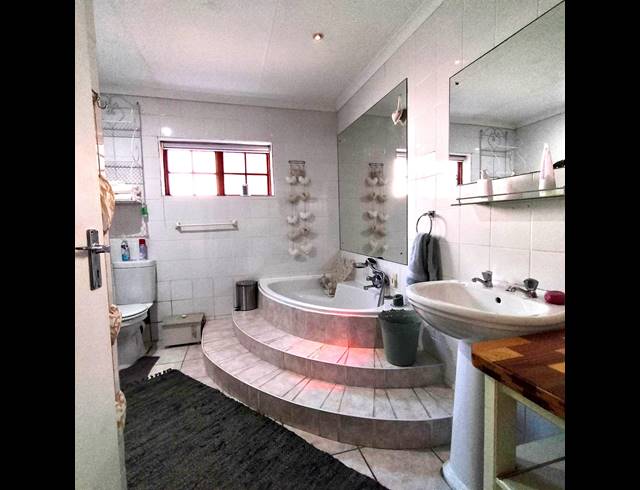4 BEDROOM HOUSE FOR SALE IN FRAAIUITSIG